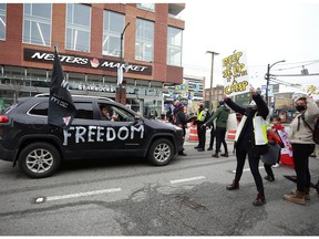 Scènes de manifestations en duel à Vancouver samedi.  L'un était en faveur du convoi de camions à Ottawa pour protester contre les mandats de vaccination tandis que l'autre était une contre-manifestation pour essayer d'empêcher le convoi de passer et de troubler la paix dans les hôpitaux.