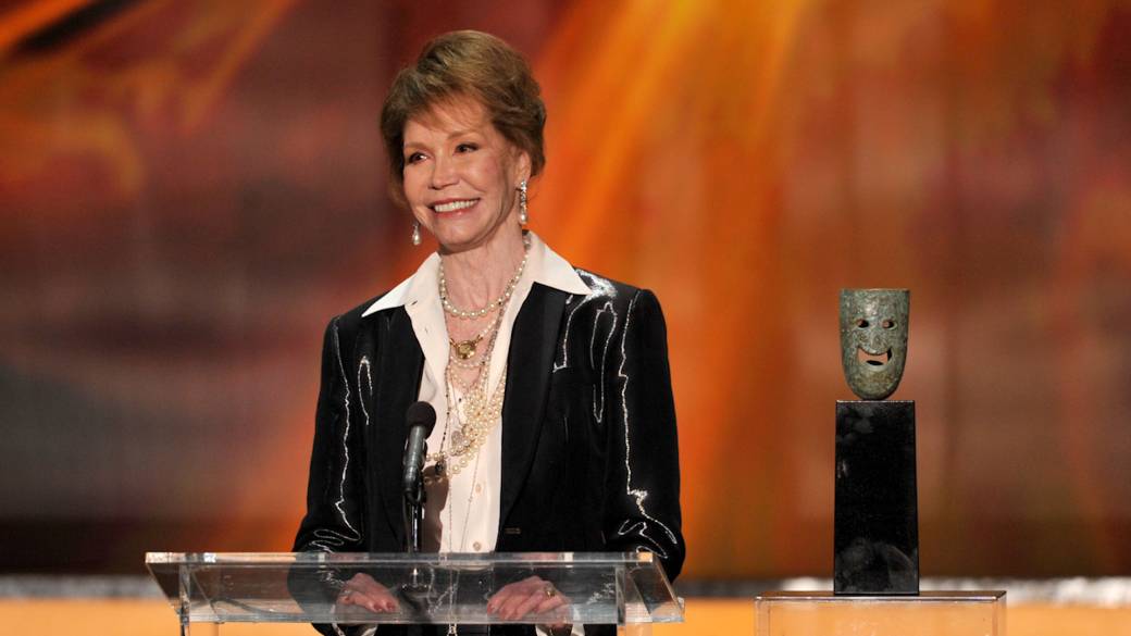 Click to play video: 'Obit: TV and Movie Star Mary Tyler Moore Dies at 80'