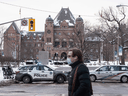 Des voitures de police bloquent l'accès à Queens Park à Toronto avant une manifestation prévue contre les restrictions du COVID-19, le 4 février 2022. Des rues ont également été fermées pour garantir l'accès aux hôpitaux à proximité.
