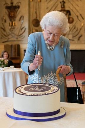 La reine Elizabeth II poignarde un gâteau vendredi lors des célébrations marquant officiellement son 70e anniversaire sur le trône.  La reine a également marqué l'occasion avec une demande surprise que lorsque le prince Charles prend sa place, que sa femme Camilla reçoive le titre de reine consort.  Alors que l'épouse d'un roi britannique est généralement connue sous le nom de reine, Camilla a épousé Charles, étant entendu qu'elle se verrait refuser le titre en partie par respect pour la défunte épouse de Charles, la princesse Diana.