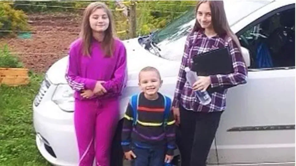 Les trois enfants devant la voiture familiale.
