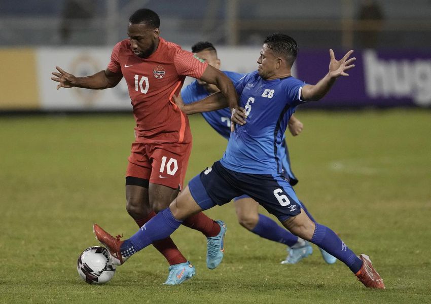 Junior Hoilett, left, fights for the ball with El Salvador's Narciso Orellana during Canada's 2-0 win in San Salvador on Wednesday.