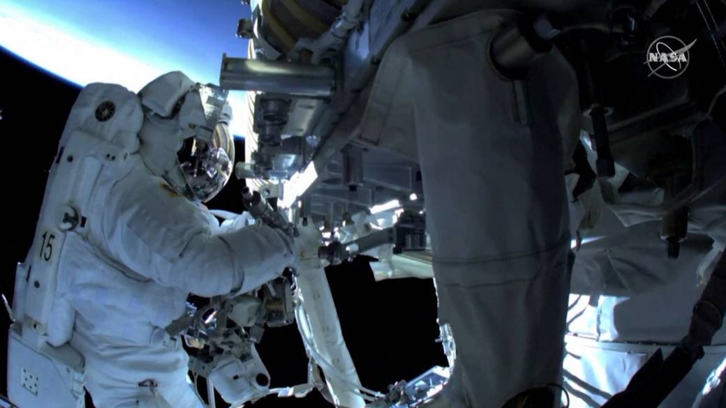 Click to play video: 'Spacewalking astronauts install solar panels outside ISS'