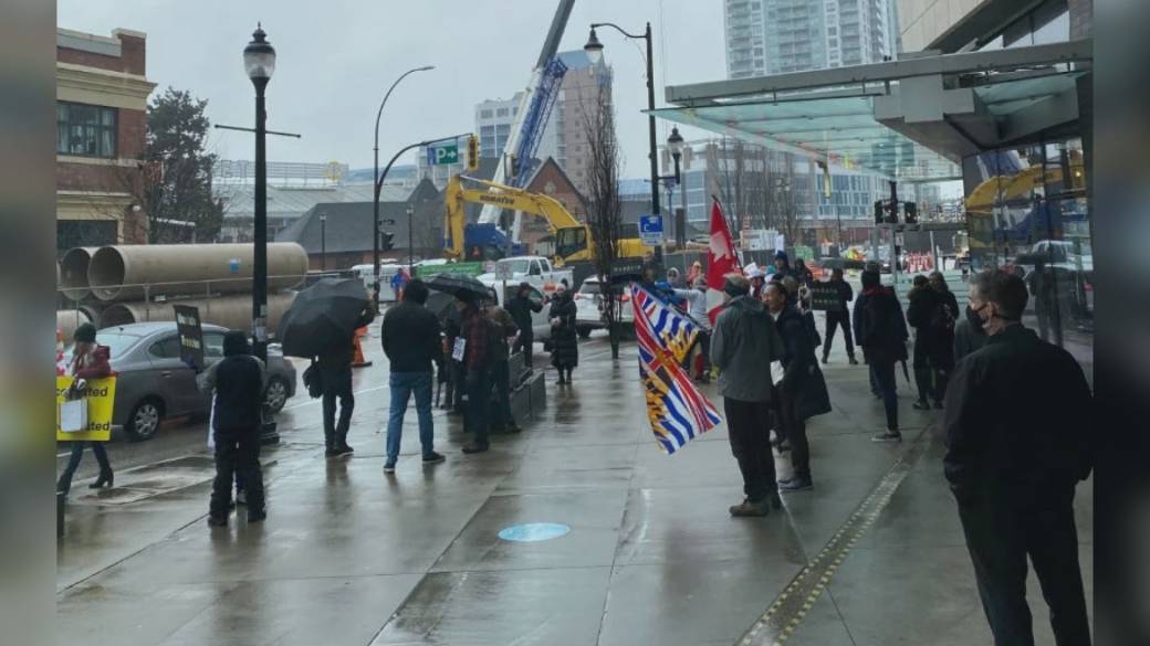 Click to play video: 'Protesters target New Westminster vaccine clinic'