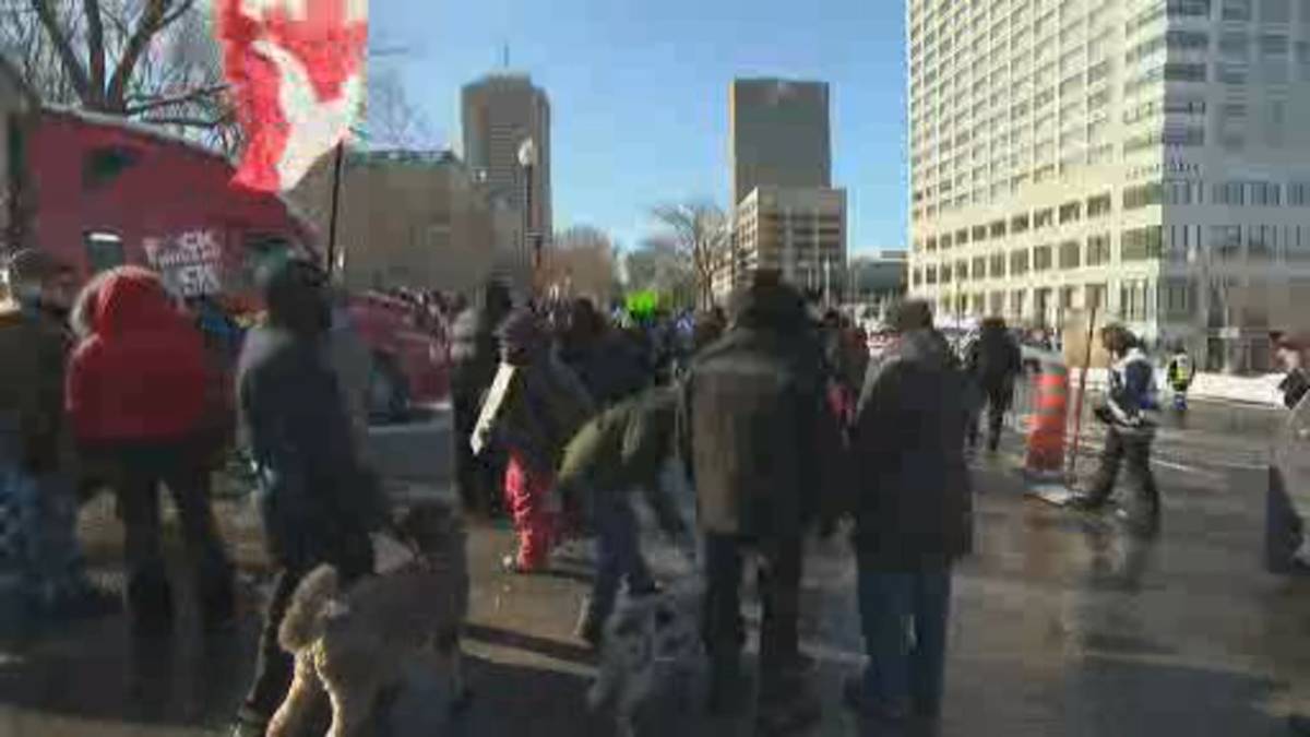 Click to play video: 'COVID-19: Thousands take part in trucker convoy protest in Quebec City'