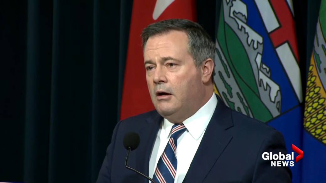 Click to play video: 'Kenney says Alberta is considering staged approach to relaxing COVID-19 health measures'