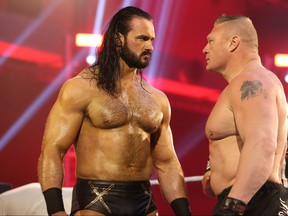 Drew McIntyre, à gauche, affronte Brock Lesnar.  (WWE)