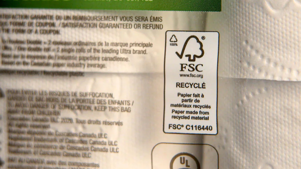 Le logo FSC sur un emballage de papier de toilette.