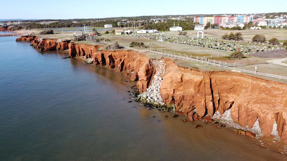 Des falaise des grès rouges érodées.