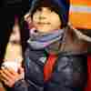 Un garçon ukrainien parcourt 620 miles pour se mettre en sécurité avec un numéro de téléphone écrit sur sa main
