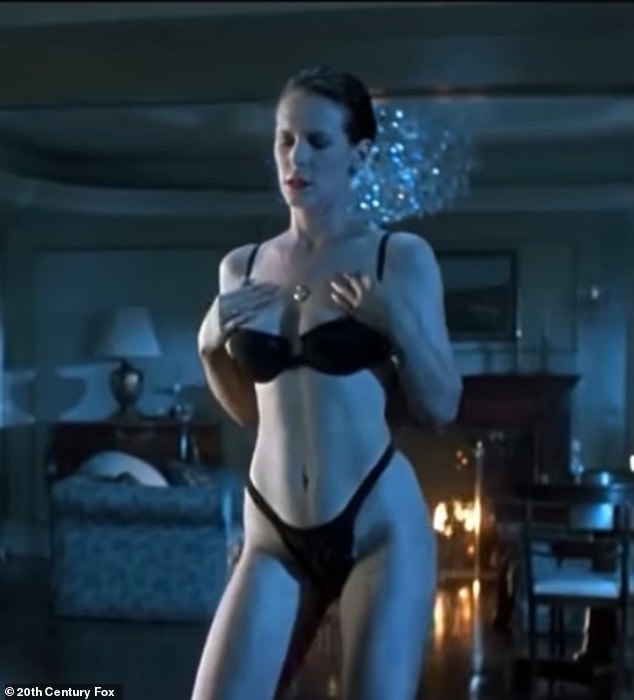 Bombshell : la star est vue dans le film d'action de 1994 True Lies en train de faire une célèbre scène de strip-tease alors qu'elle avait 51 ans
