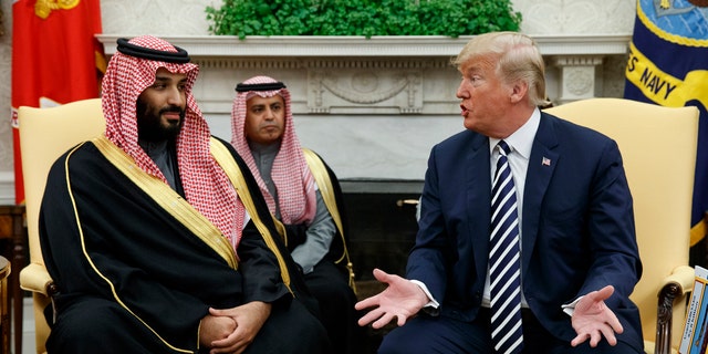 Le président de l'époque Trump rencontre le prince héritier saoudien Mohammed ben Salmane dans le bureau ovale de la Maison Blanche à Washington, le 20 mars 2018. (Associated Press)