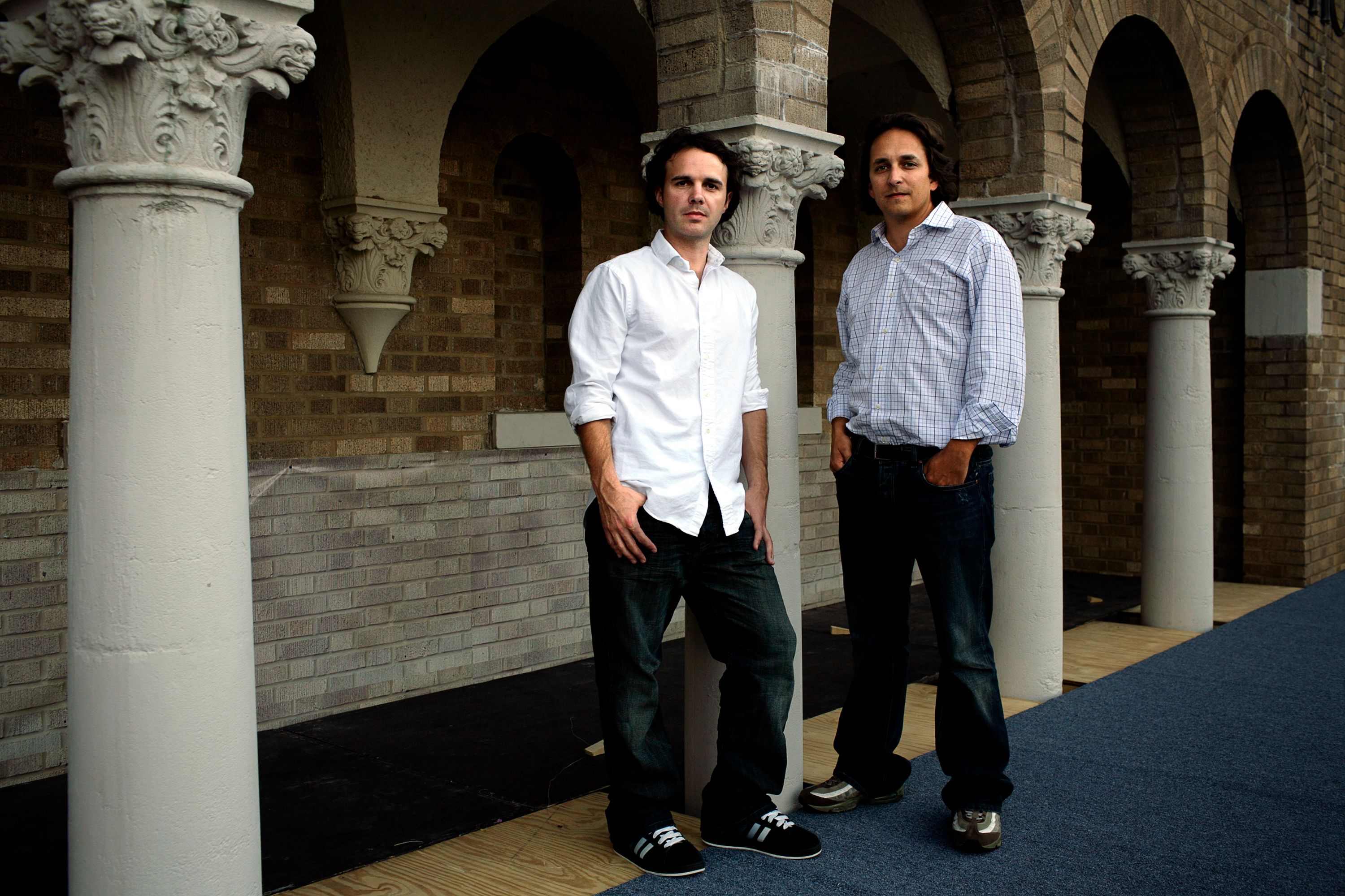 Brent Renaud, à droite, avec son frère Craig Renaud dans la zone de dépistage du bâtiment HBO à New York le 19 septembre 2007.