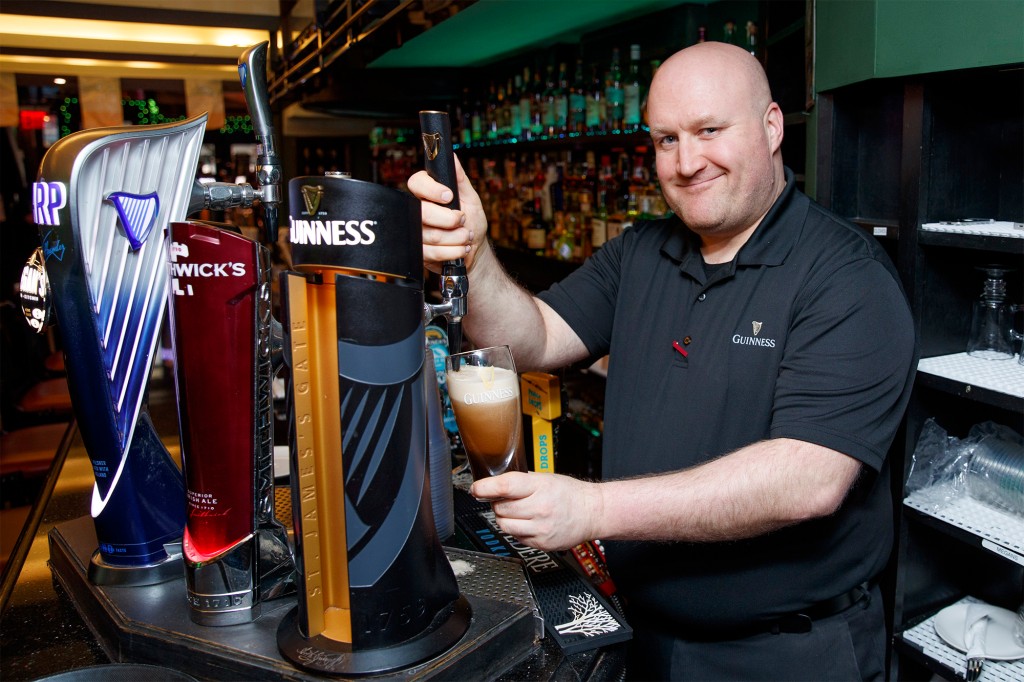 Le barman Trevor Kelly a servi un verre parfait de Guinness au Megan's Bar + Kitchen alors que les gens commençaient à se mettre dans l'ambiance irlandaise mercredi. 