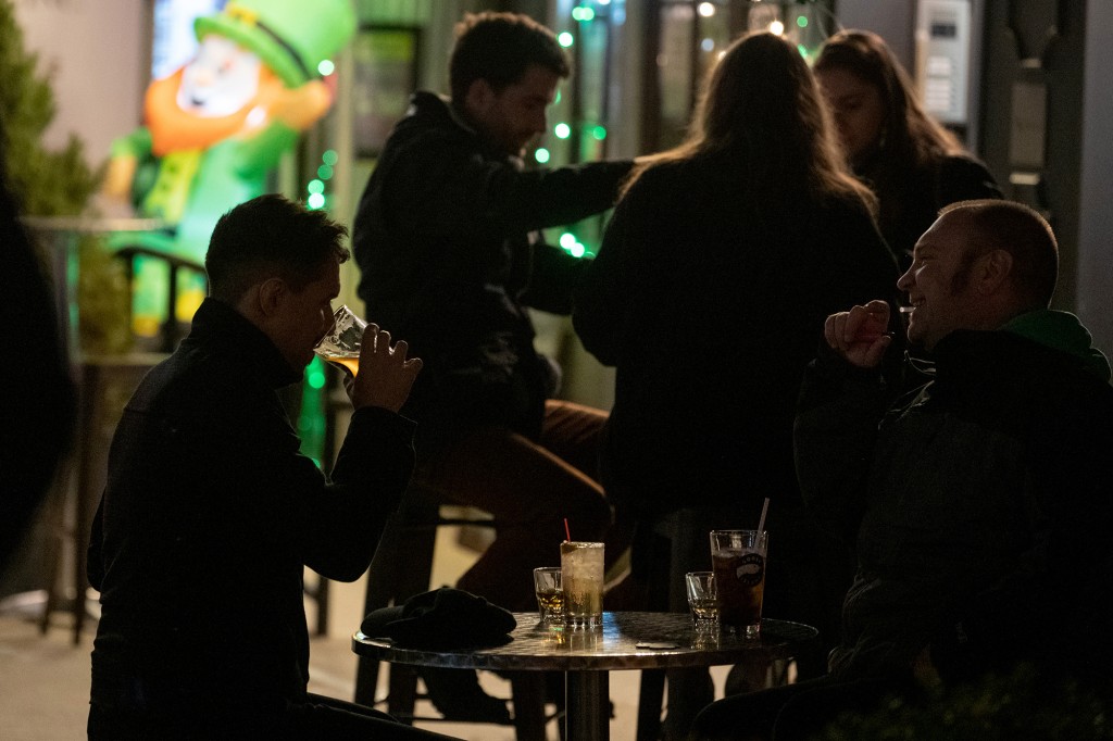 Un client prend une gorgée de bière dans un pub irlandais à Chelsea le jour de la Saint-Patrick le 17 mars 2021 à New York