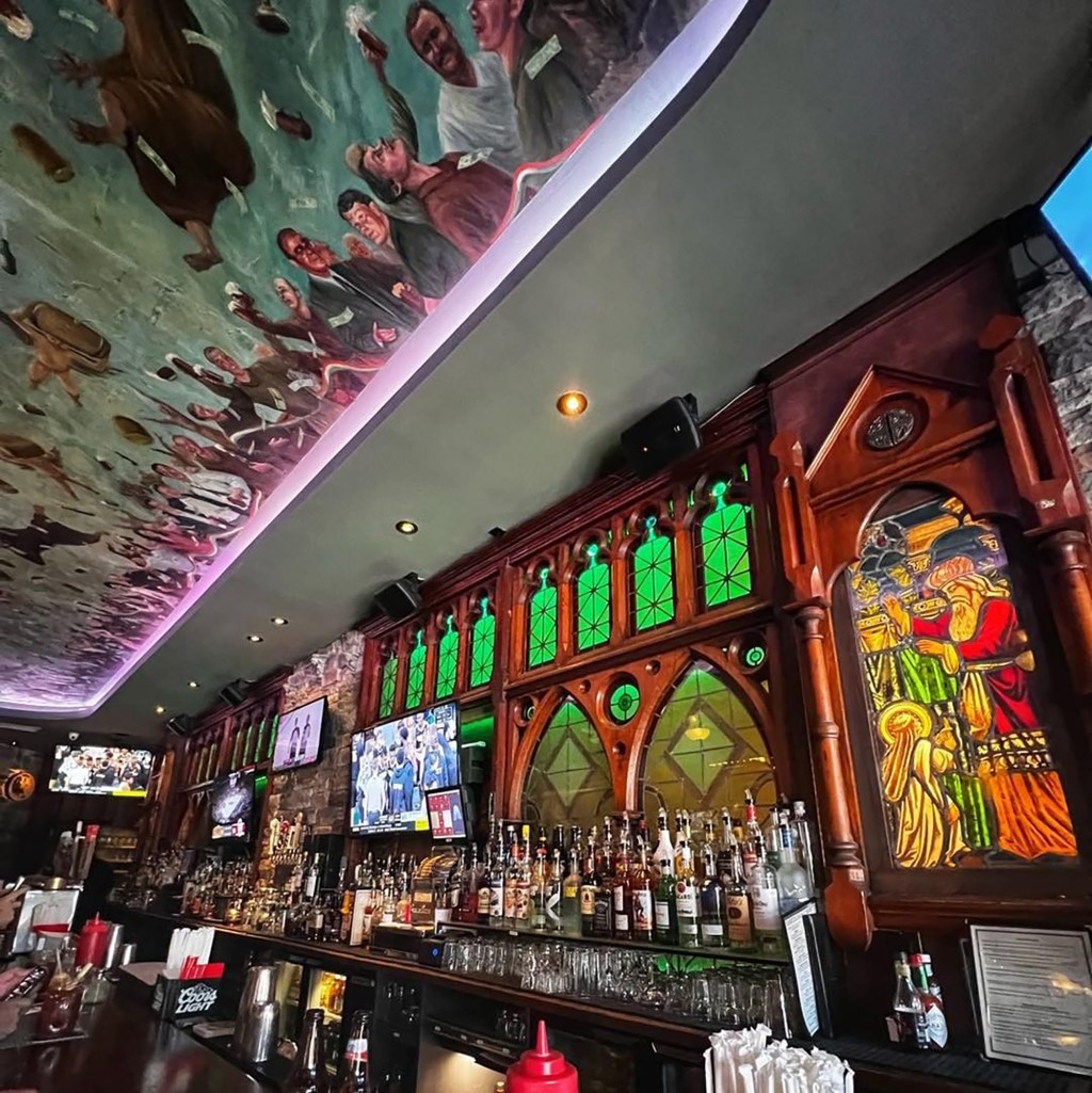 Le bar vide du Wicked Monk à New York 