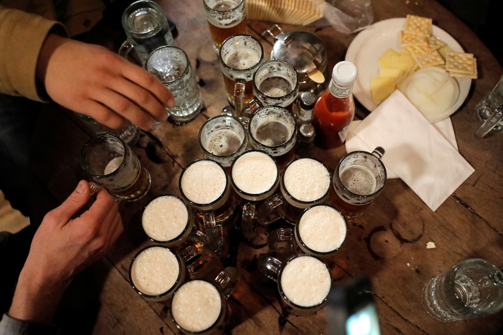 Une dernière tournée de bières s'asseoir sur une table à McSorley's Old Ale House, qui, créée en 1854, est considérée comme le plus ancien saloon irlandais de New York et a reçu l'ordre de fermer à 20h00 dans le cadre d'un ordre de fermeture à l'échelle de la ville. bars et restaurants dans le but de ralentir la propagation du coronavirus la veille de la Saint Patrick à Manhattan, New York City, New York, États-Unis, le 16 mars 2020. 
