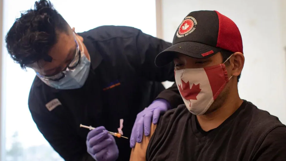 Travis Murao, joueur de rugby en fauteuil roulant de l'équipe canadienne, reçoit sa deuxième dose du vaccin.