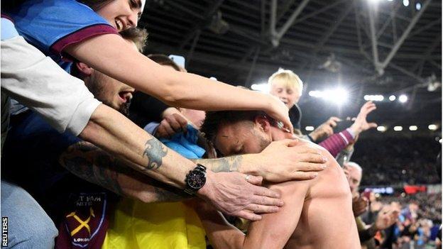 Andriy Yarmolenko celebrated with fans