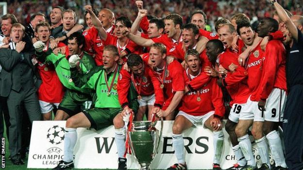 Manchester United's Treble-winning side celebrate their Champions League triumph in 1998-99
