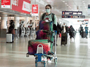Passagers au niveau des départs presque vide de l'aéroport international Trudeau de Montréal le 17 décembre 2021.