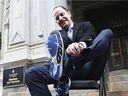 Le ministre des Finances du Québec, Eric Girard, enfile la traditionnelle nouvelle paire de chaussures à la veille d'un discours sur le budget lundi à Québec.
