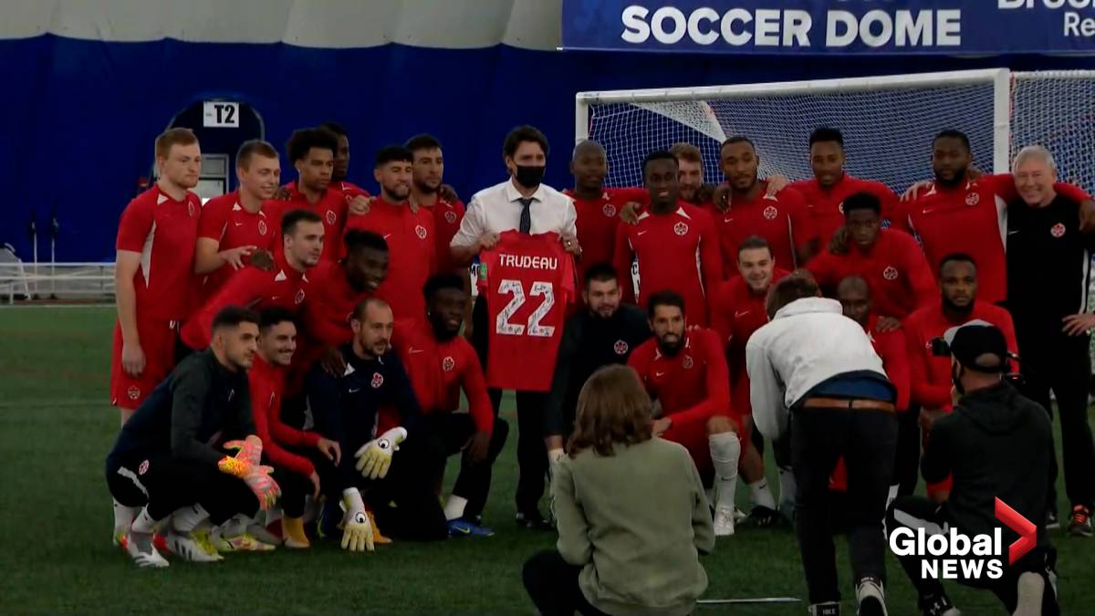 Cliquez pour lire la vidéo : « Trudeau visite l'équipe canadienne de soccer masculin avant la qualification cruciale pour la Coupe du monde contre le Mexique »