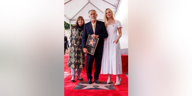 Talia Shire, Francis Ford Coppola et Elle Fanning sont représentés avec une star miniature à la suite d'une cérémonie honorant le réalisateur avec une étoile sur le Hollywood Walk of Fame.