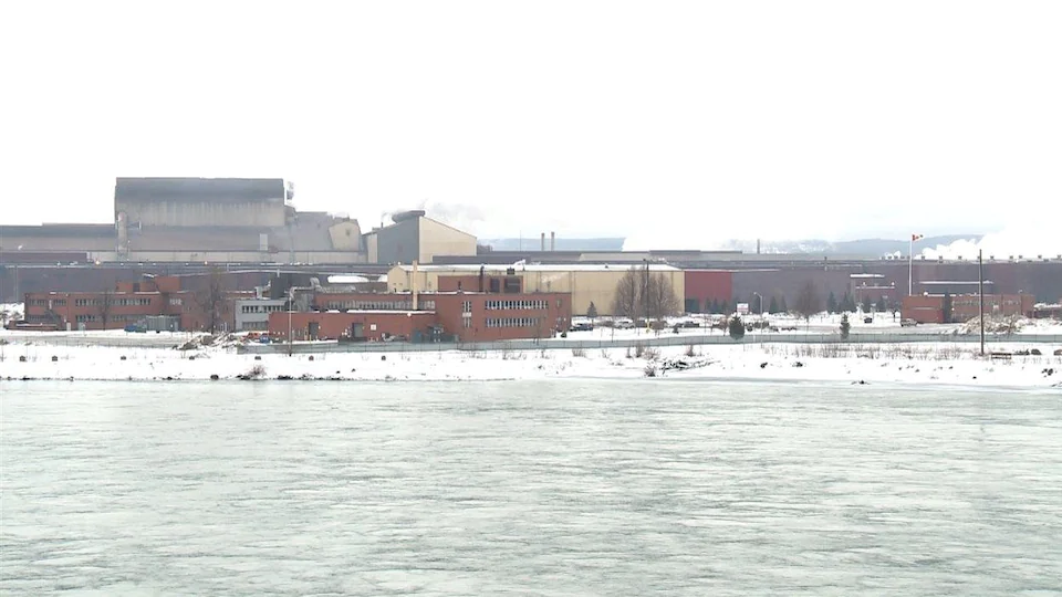 La rivière St.Mary à Sault-Sainte-Marie avec l'usine Algoma.