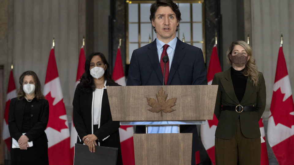 Trudeau entouré des ministres Mélanie Joly, Anita Anand  et Chrystia Freeland.