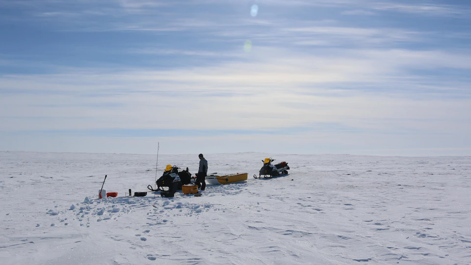 Un chercheur sur une grande étendue de glace.