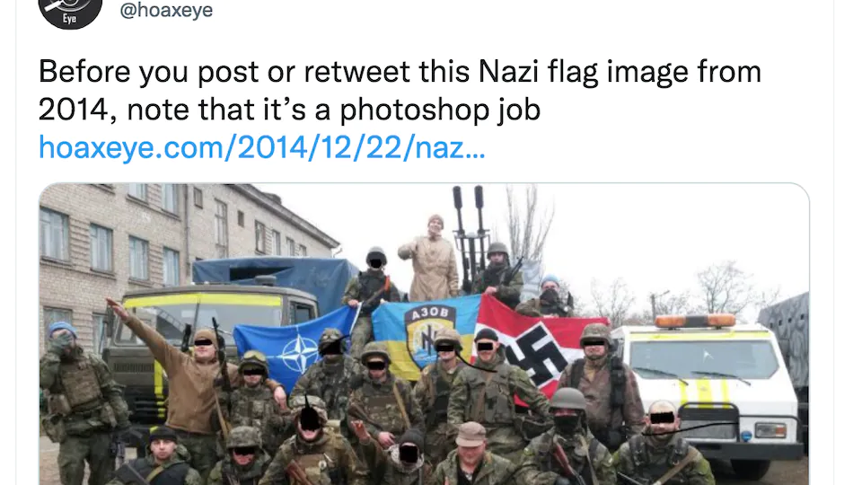 Beaucoup d'internautes ont soulevé que cette photo, qui montre des soldats brandissant un drapeau du bataillon Azov, date de 2014 et a été modifiée.