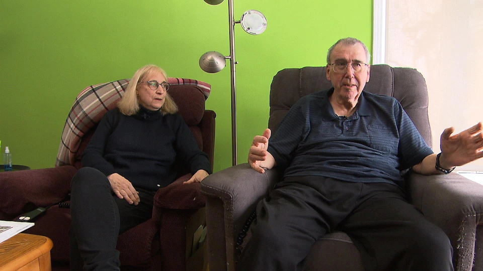 Muriel Lizotte et Pierre Lavallée sont assis dans leur salon.
