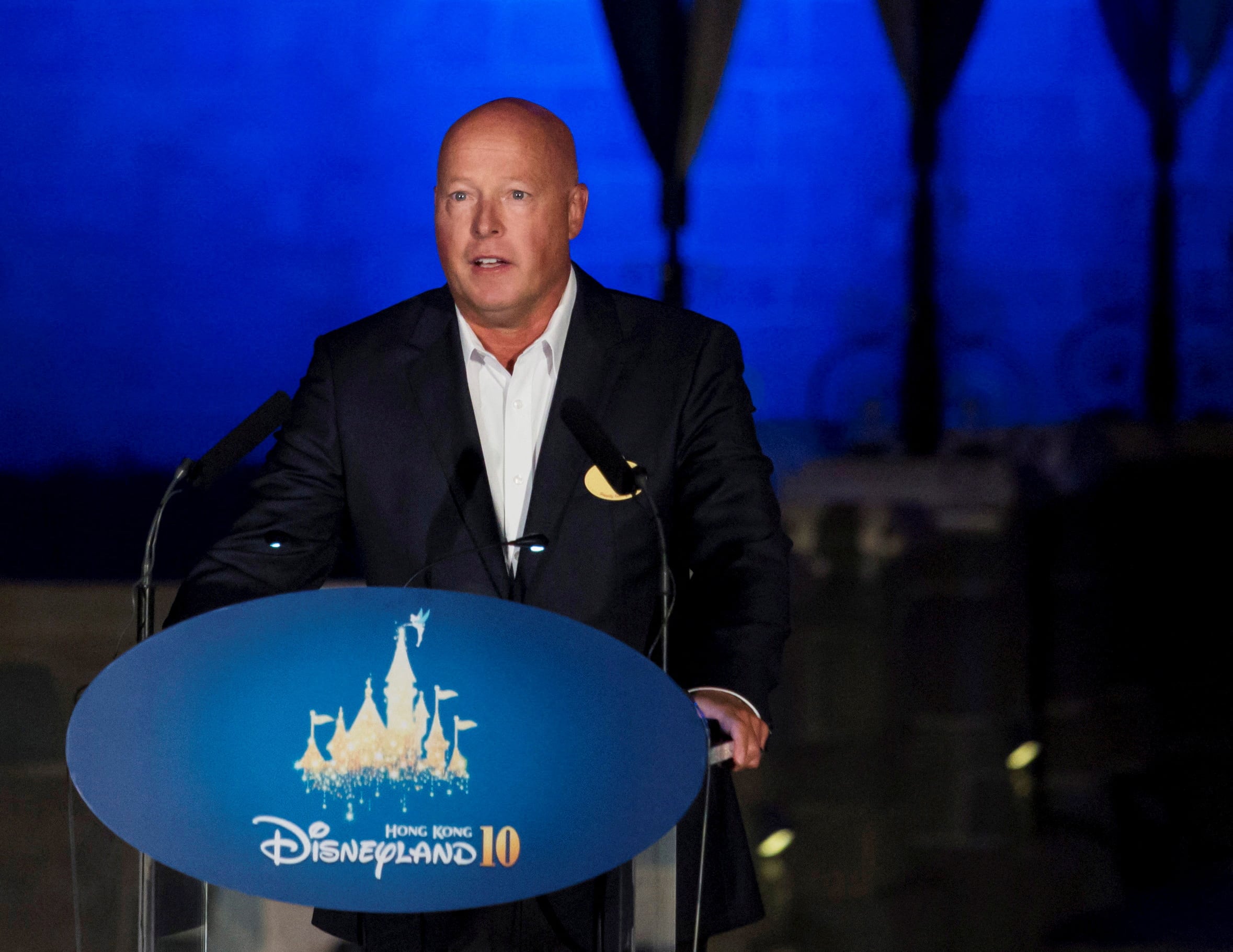 PHOTO DE FICHIER: Bob Chapek, président de Walt Disney Parks and Resorts, prend la parole lors de la cérémonie du 10e anniversaire de Hong Kong Disneyland à Hong Kong