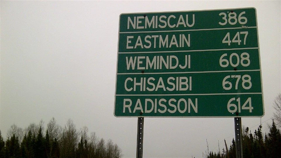 Un panneau indiquant la distance à parcourir pour atteindre différentes municipalités sur la route de la Baie-James.