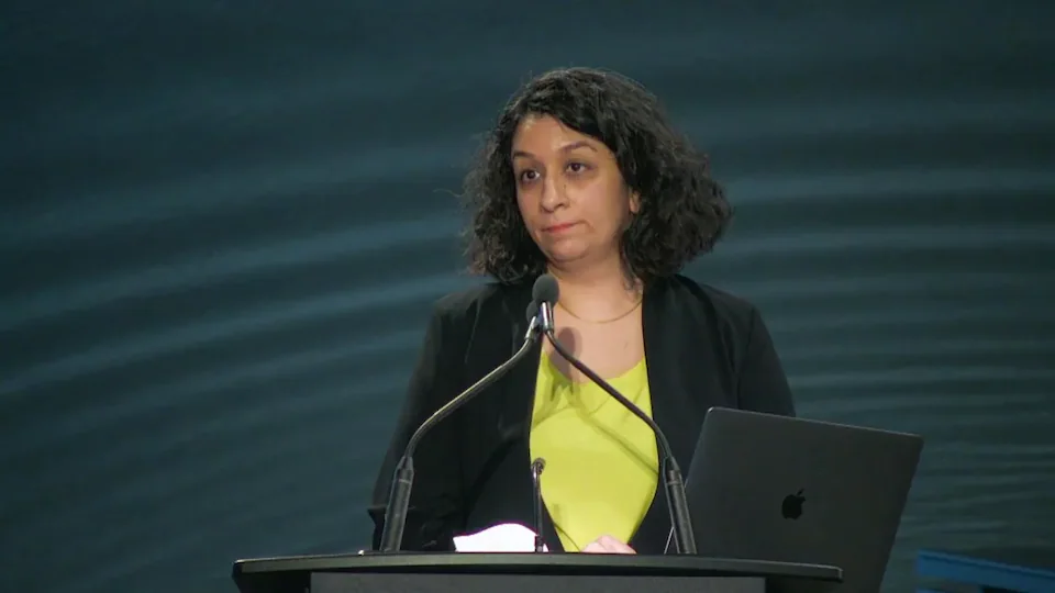 Nasha Nijhawan parle lors des audiences publiques de la Commission des pertes massives à Halifax.