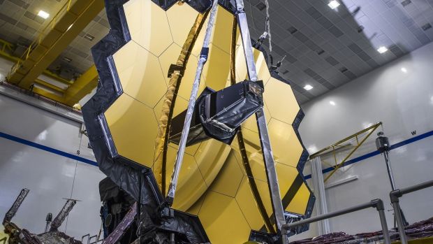 Le télescope spatial James Webb après un test de déploiement réussi de son miroir principal dans la même configuration qu'il a maintenant dans l'espace
