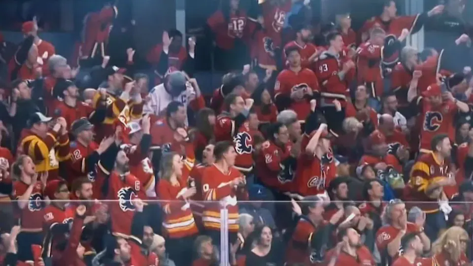 Spectateurs à un match de hockey des Flames de Calgary