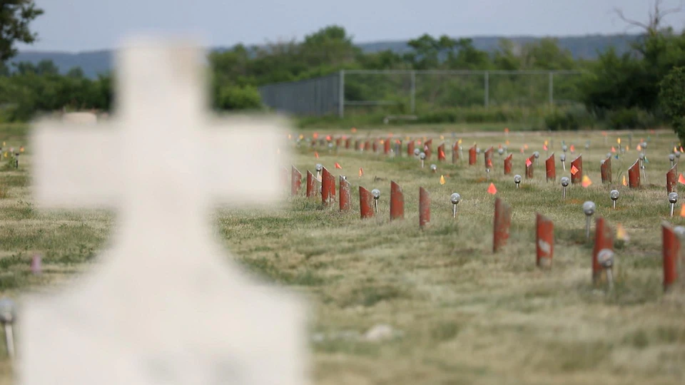 Plusieurs sites où sont enterrés des enfants autochtones morts dans des pensionnats fédéraux ont été découverts au pays depuis un an, dont à Marieval, en Saskatchewan. Jusqu'à 751 dépouilles anonymes se trouveraient sur le terrain de l'ancien pensionnat.