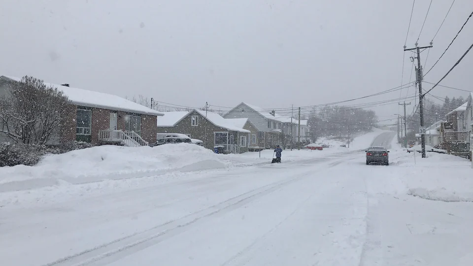 Une rue enneigée de Matane lors de la tempête du 29 mars 2021.