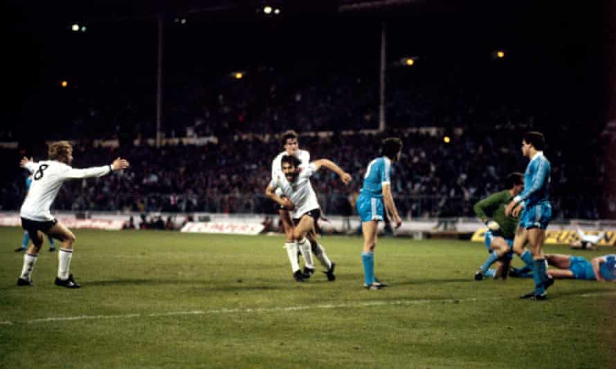 Ricky Villa marque pour les Spurs contre Manchester City lors de la rediffusion de la finale de la FA Cup en 1981.