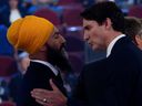 Le chef libéral Justin Trudeau, à droite, et le chef du NPD Jagmeet Singh se serrent la main à la suite d'un débat des chefs lors de l'élection fédérale de 2019.  Le NPD a accepté de soutenir le gouvernement libéral jusqu'en 2025.