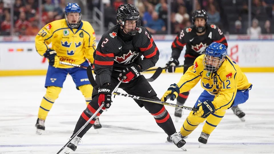 Un match entre des joueurs de hockey du Canada et de la Suède.