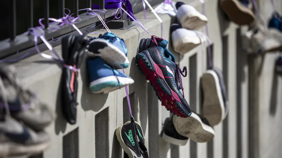Des chaussures accrochées à un pont pour symboliser les victimes de la crise des surdoses.