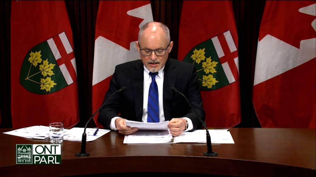 Cliquez pour lire la vidéo: 'COVID-19: Le meilleur médecin de l'Ontario affirme que la levée du mandat de masque n'est pas politiquement motivée'