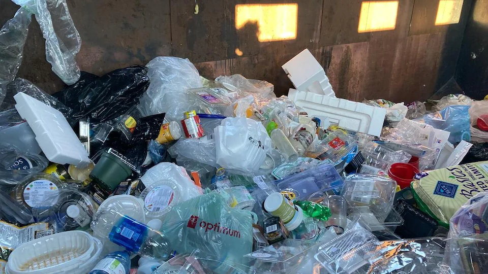 Des déchets plastiques dans une poubelle.