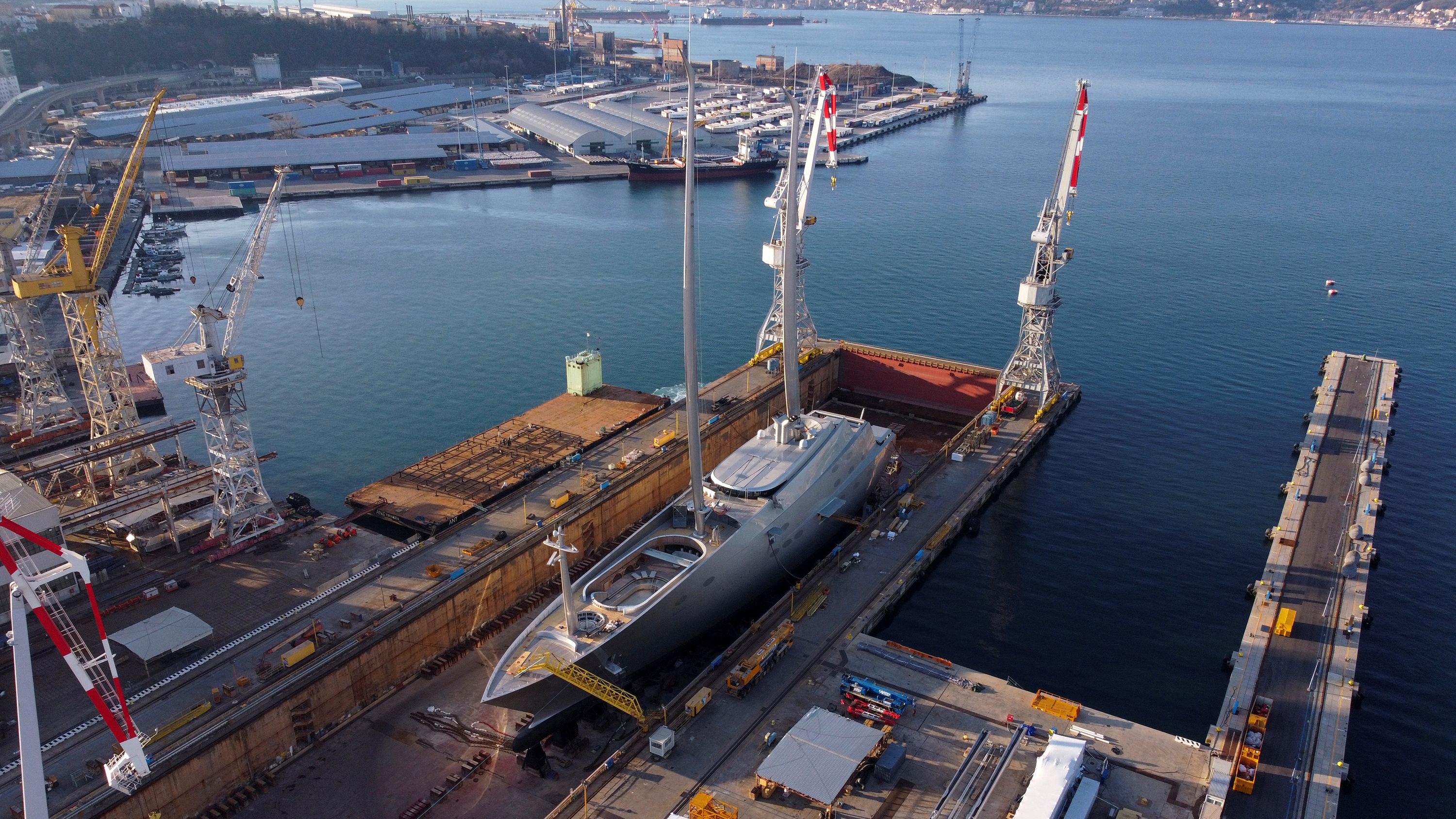 Le méga yacht d'Andrey Melnichenko est séquestré par la police italienne des finances à Trieste, en Italie, le 12 mars. 