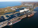 Le port de Churchill, au Manitoba, sur la baie d'Hudson, est visible sur une photo d'archive de 2012. Le port devrait devenir une nouvelle porte d'entrée pour l'expédition de carburant canadien vers l'Europe et l'Indo-Pacifique, réduisant ainsi la dépendance mondiale au pétrole russe. et la somme d'argent versée dans la machine de guerre de Vladimir Poutine, écrit Peter MacKay.