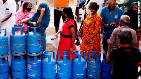 Les Sri Lankais passent la majeure partie de leur journée à faire la queue pour du carburant et de l'essence alors que la crise économique du pays s'aggrave.  