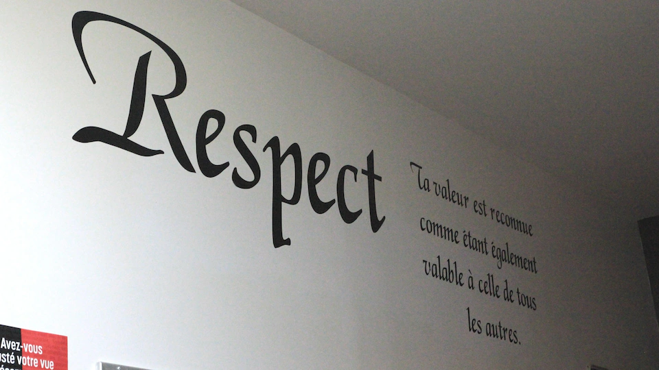 Le mot « respect » en gros caractères est écrit sur un mur du pavillon. 